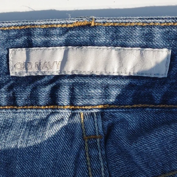 ๐OLD NAVY Mid-Rise Distressed Shorts in Medium Dark Wash - Picture 15 of 16